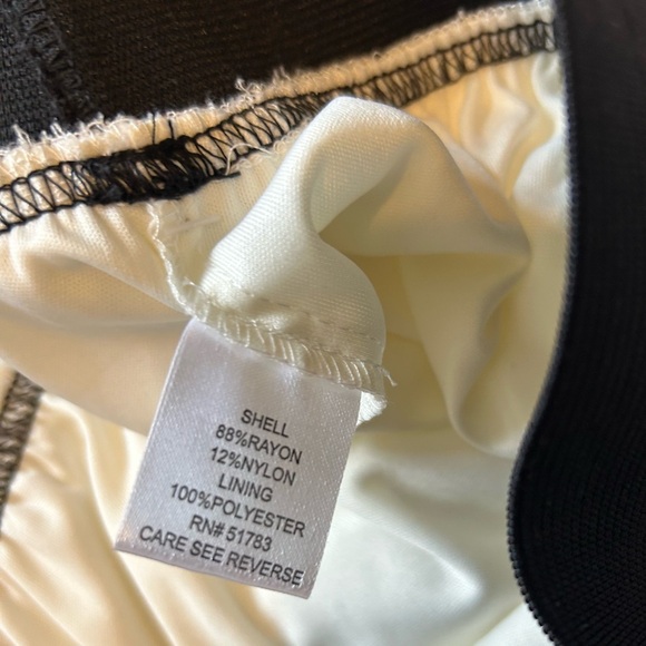 Maurice’s white with black lace skirt size large nwt - Picture 3 of 6